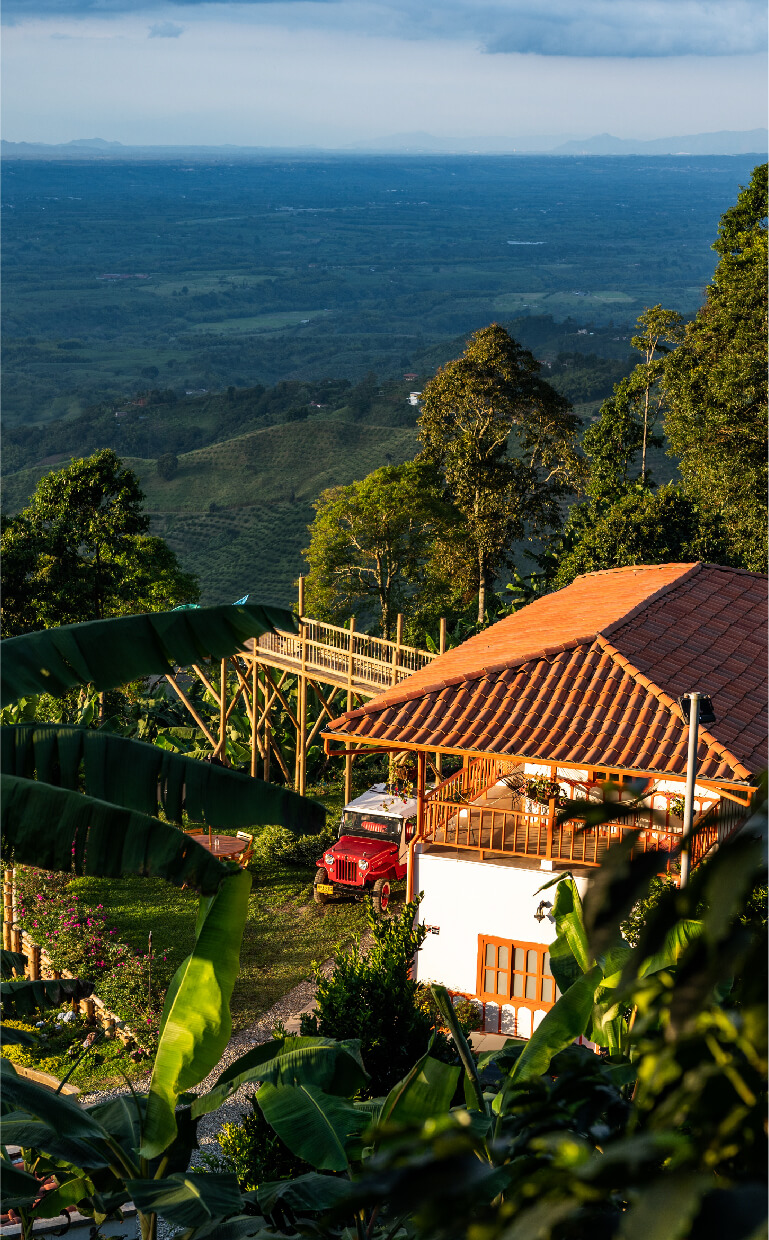 una casa con un puente sobre un valle glamping