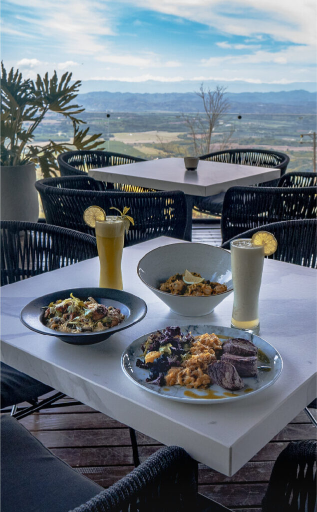 una mesa con comida y bebidas encima en el mejor restaurante dele eje cafetero